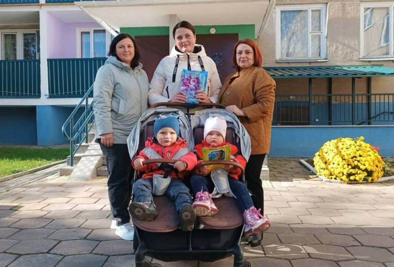 В рамках Недели родительской любви работники ЦСОН поздравили родителей воспитывающих двойни